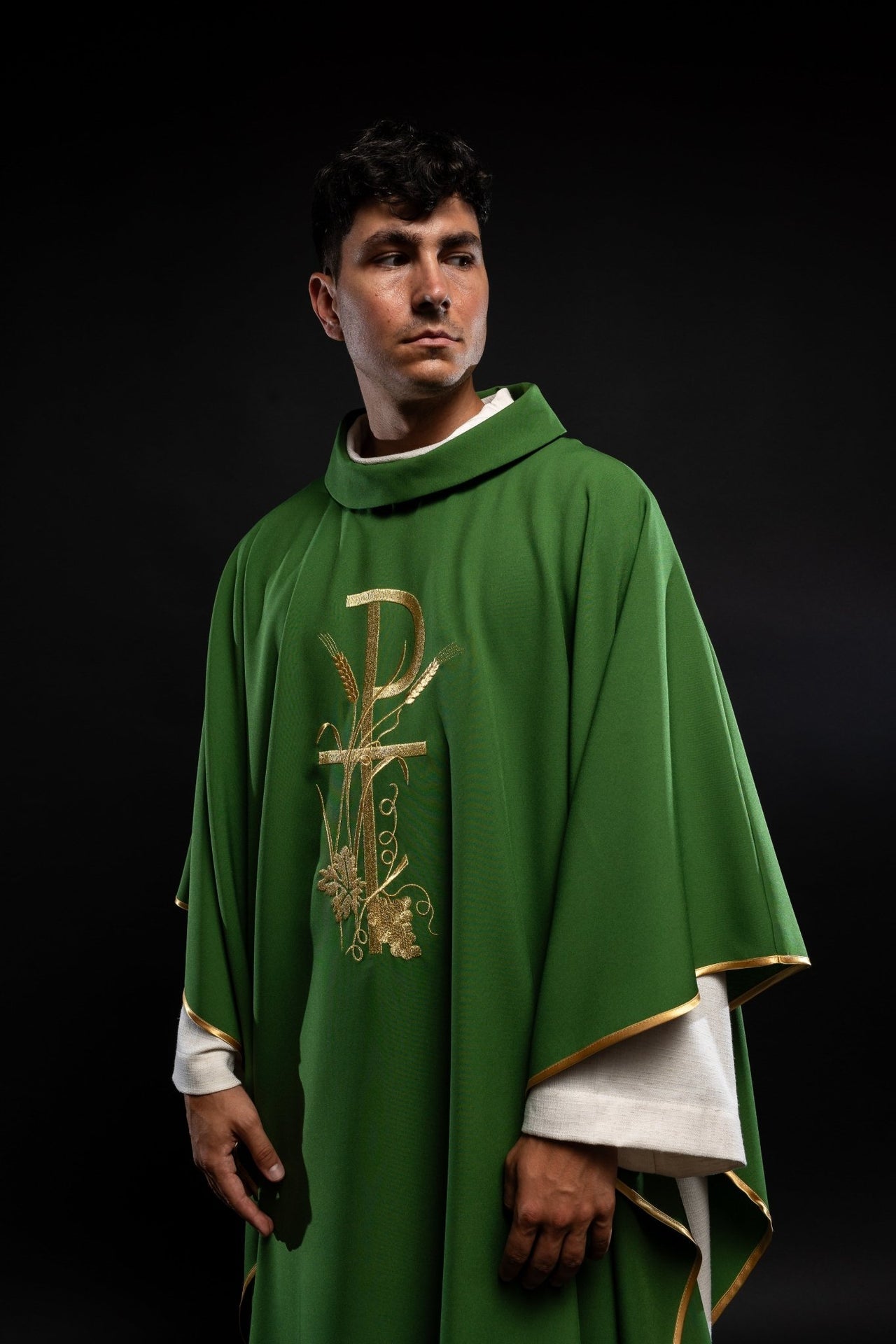 Zielony ornat z złotym haftem krzyża