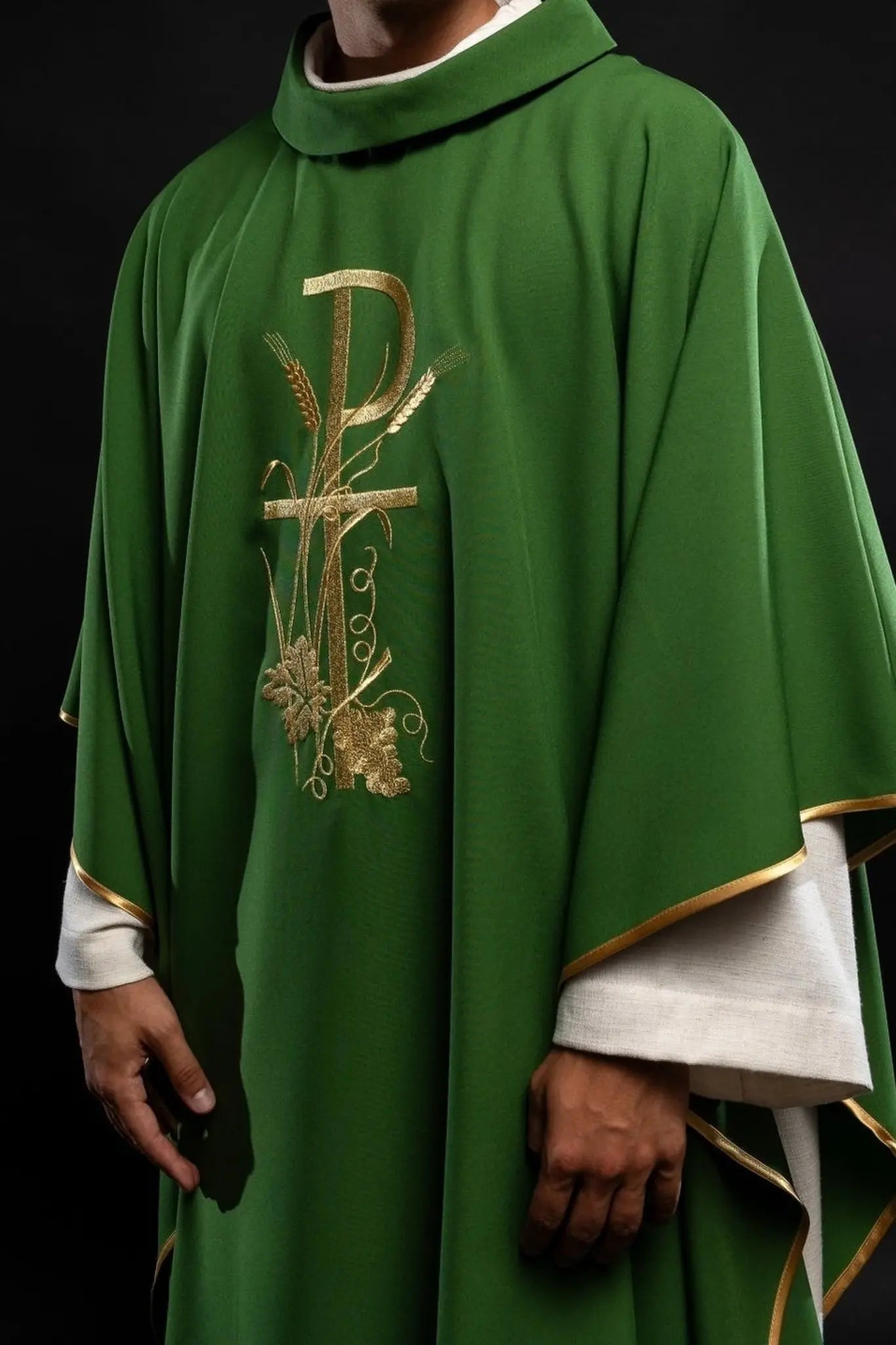 Chasuble verte avec broderie de croix dorée