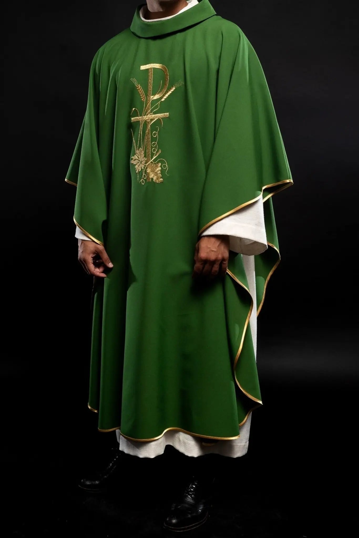 Chasuble verte avec broderie de croix dorée