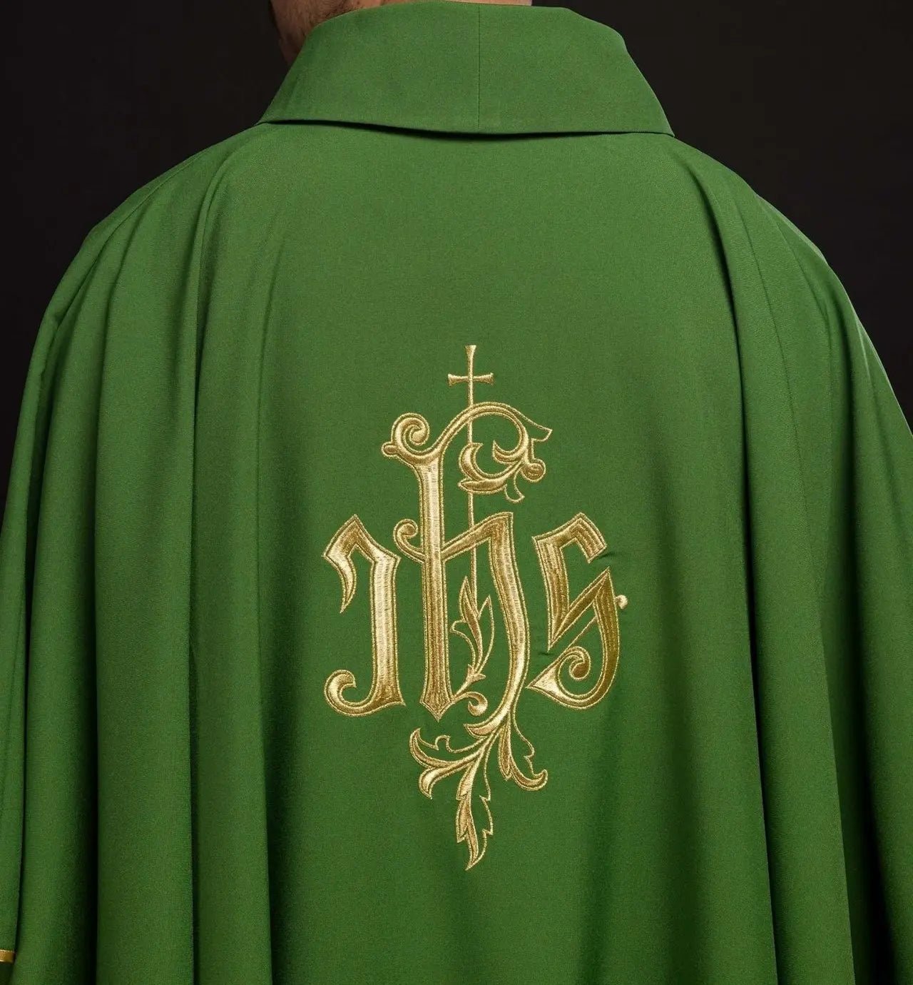 Chasuble verte avec broderie dorée IHS
