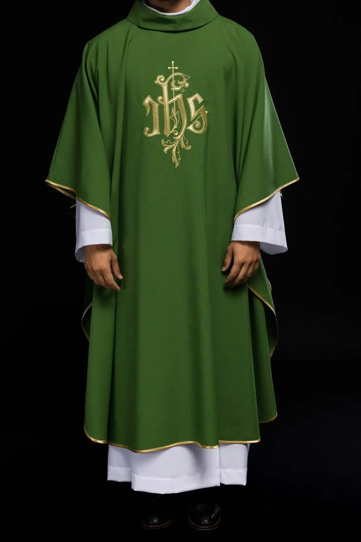 Chasuble verte avec broderie dorée IHS