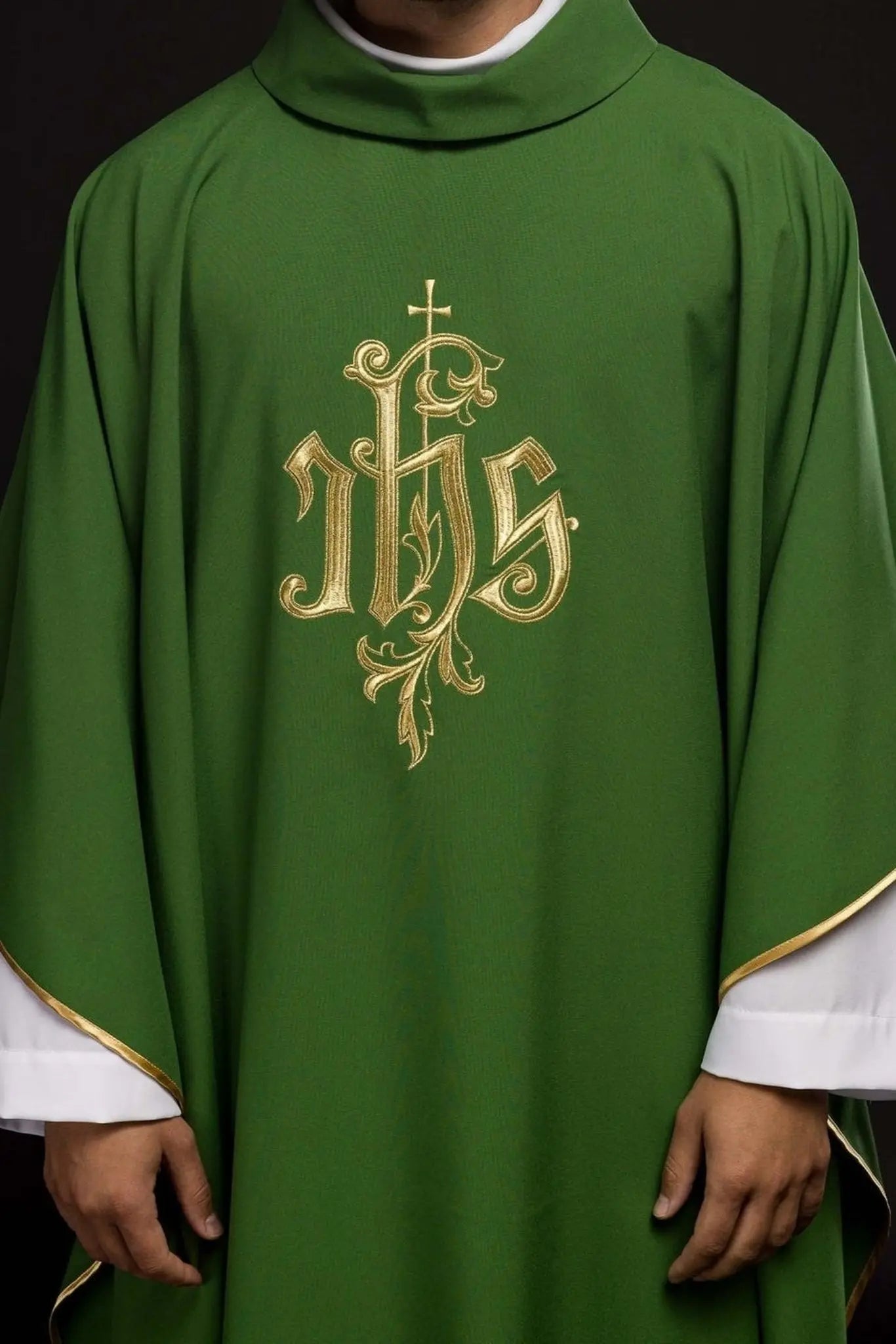 Chasuble verte avec broderie dorée IHS