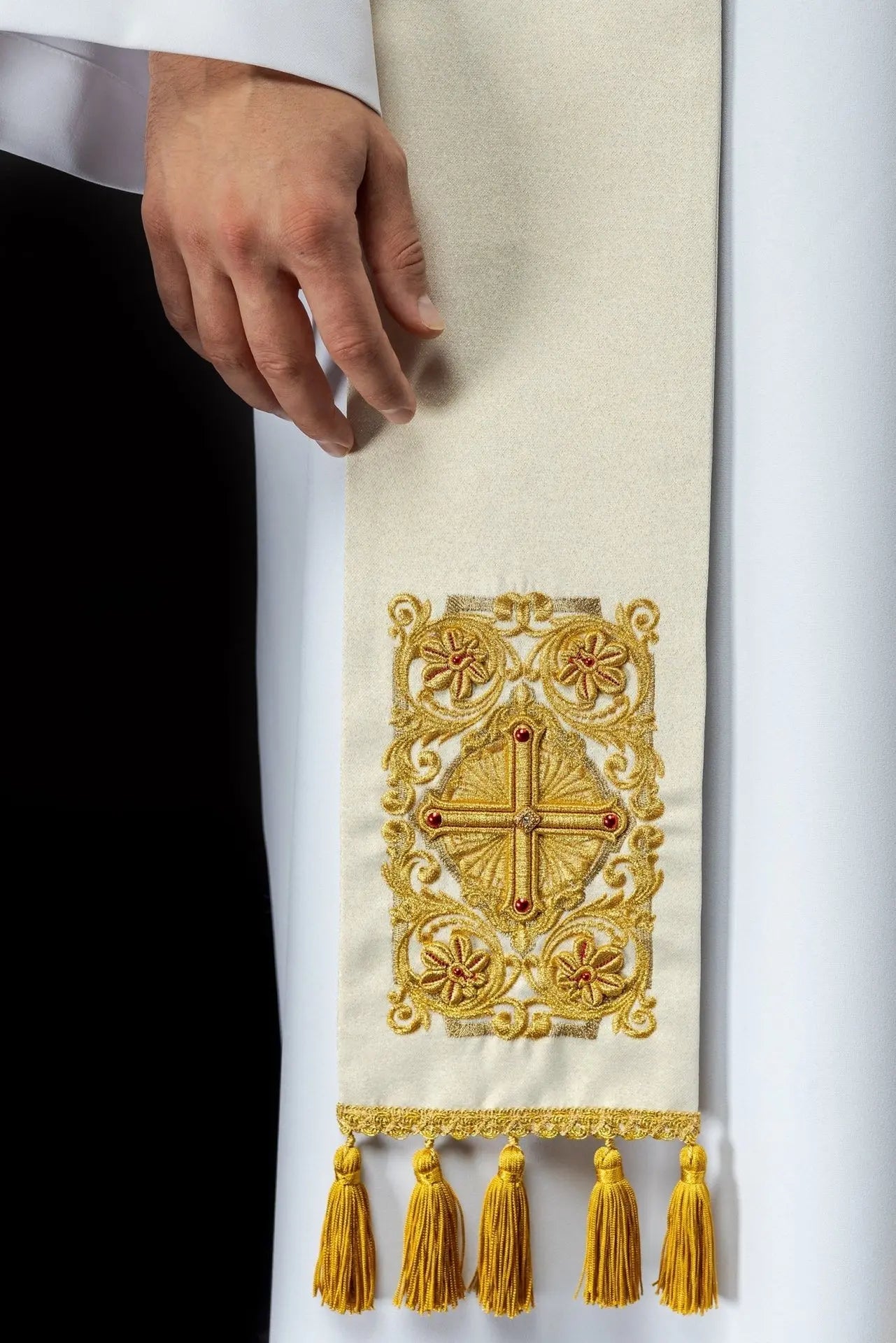 Étole blanche de prêtre brodée de pierres