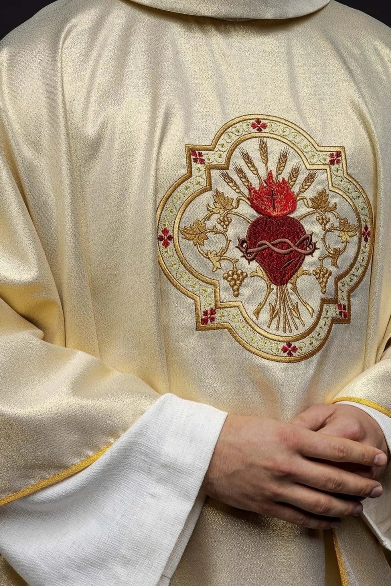 Chasuble d'or brodée avec le motif du Cœur de Jésus et du Calice
