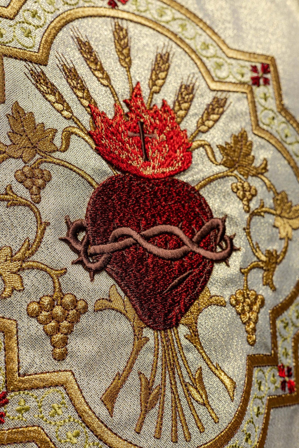 Złoty ornat haftowany z motywem Serce Pana Jezusa i Kielich