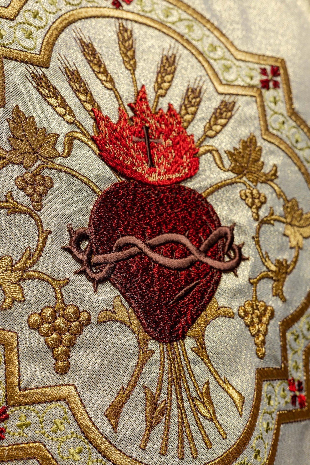 Złoty ornat haftowany z motywem Serce Pana Jezusa i Kielich