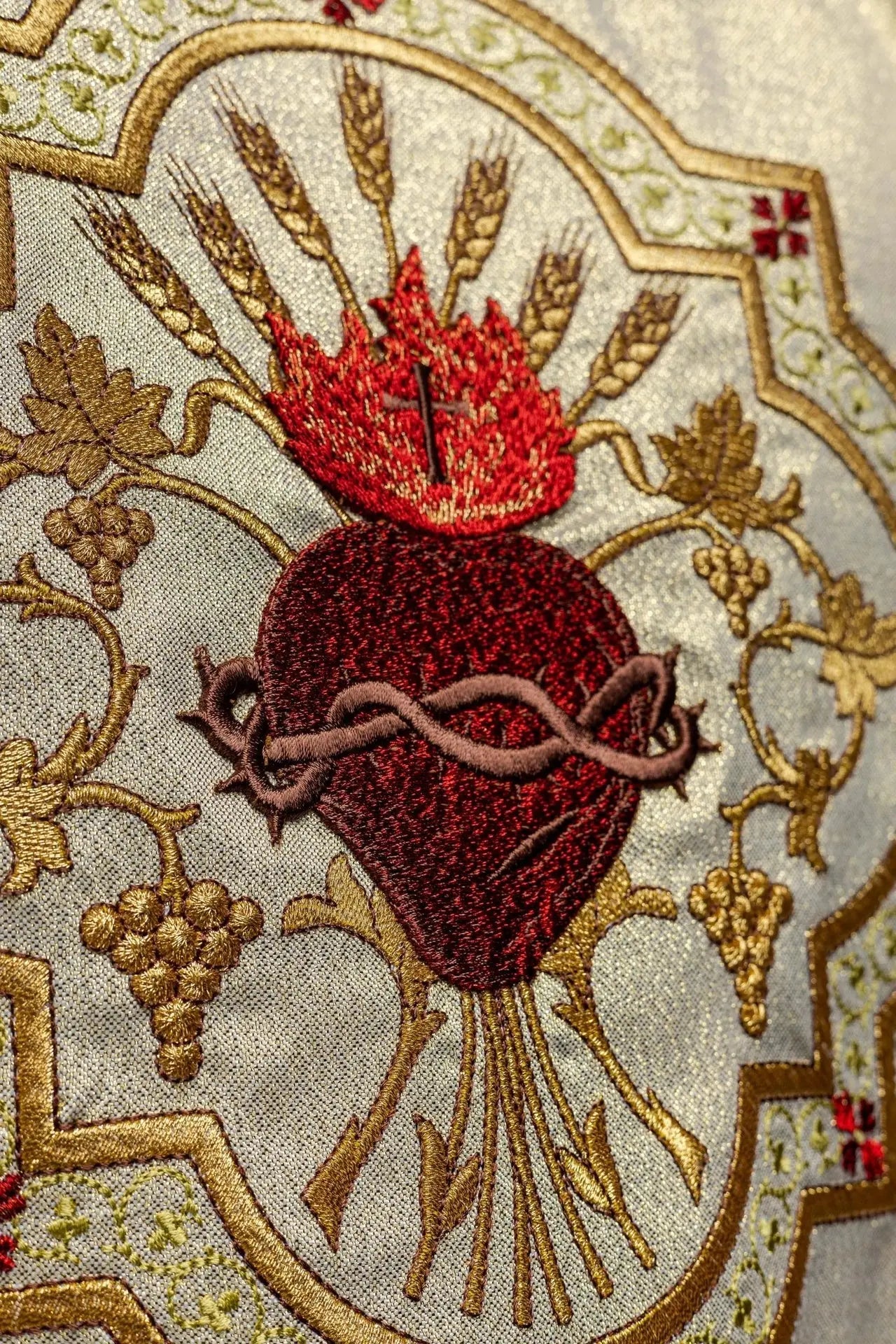 Chasuble d'or brodée avec le motif du Cœur de Jésus et du Calice