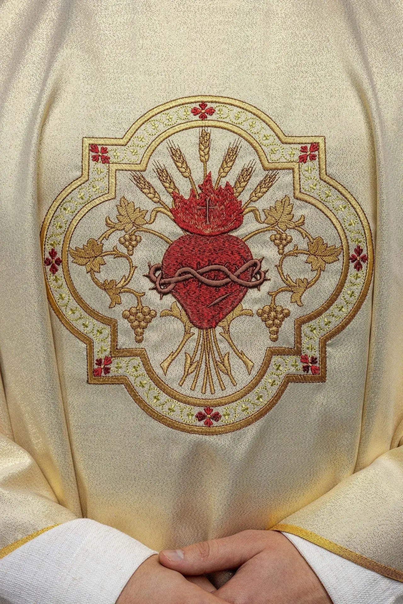 Chasuble d'or brodée avec le motif du Cœur de Jésus et du Calice