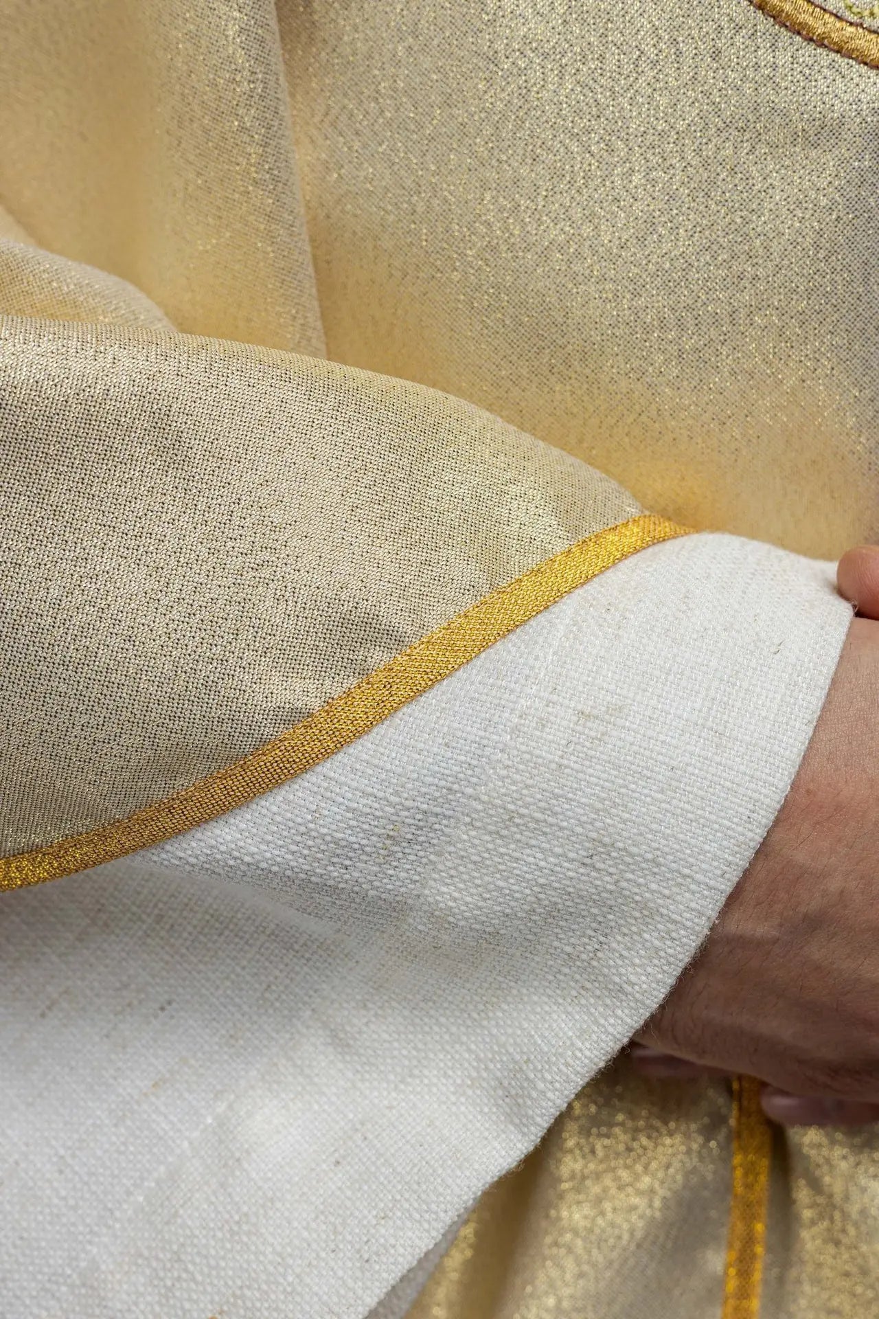 Chasuble d'or brodée avec le motif du Cœur de Jésus et du Calice