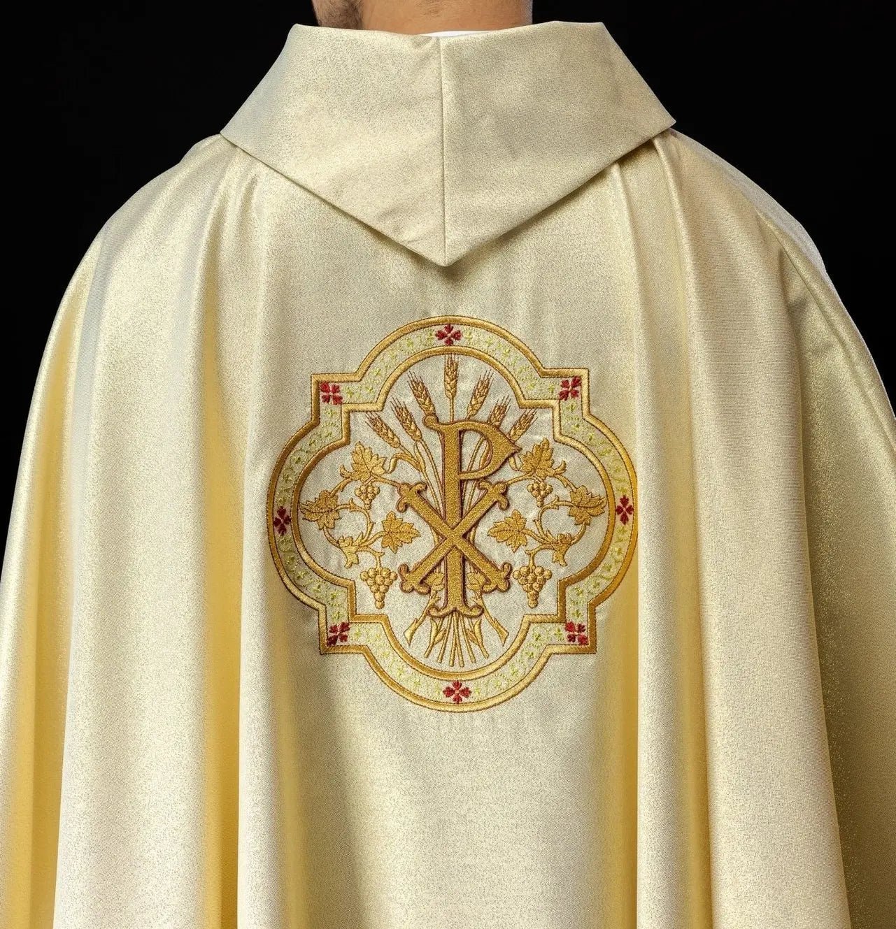 Chasuble dorée avec broderie IHS et PAX