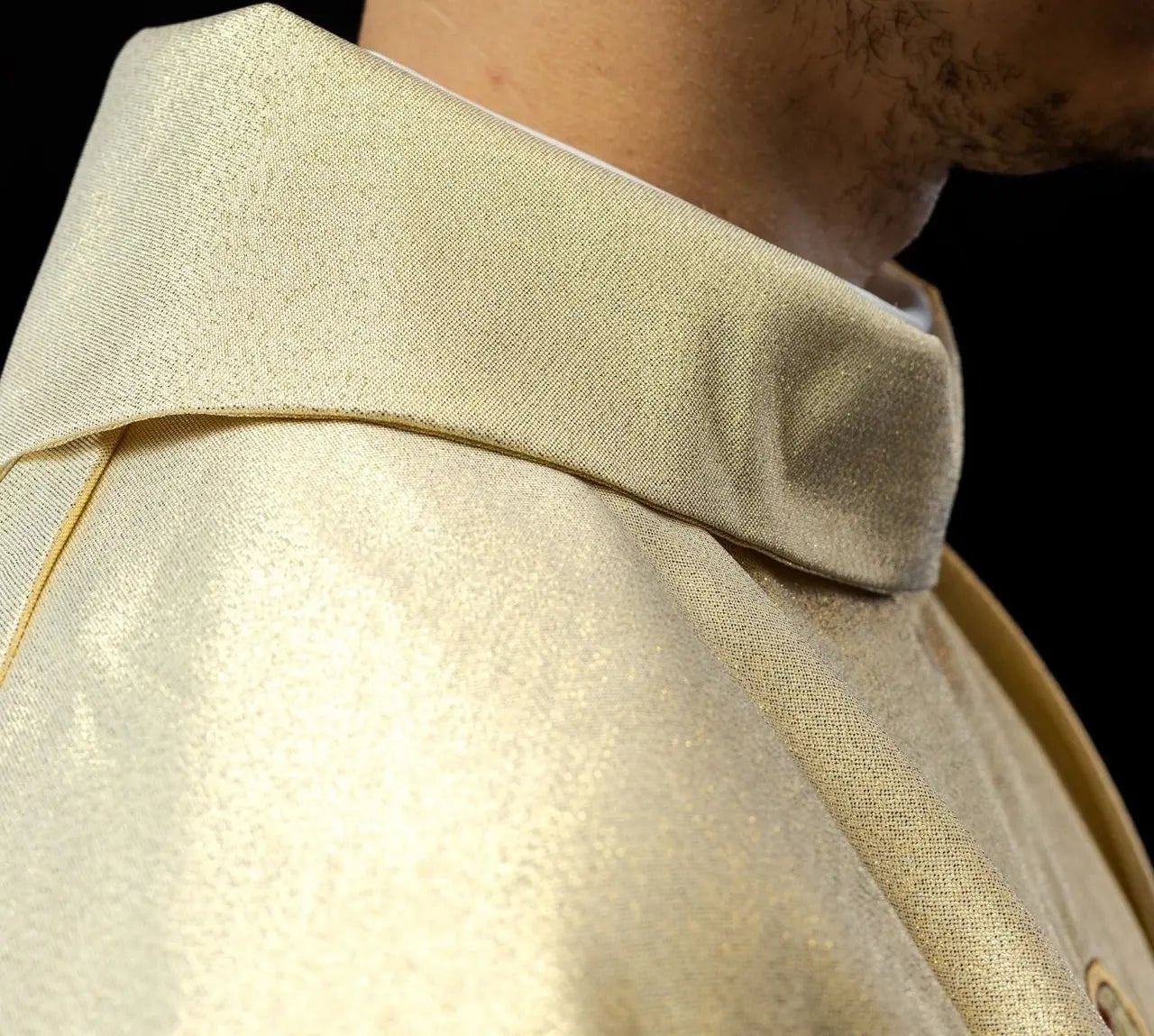 Chasuble dorée avec broderie IHS et PAX