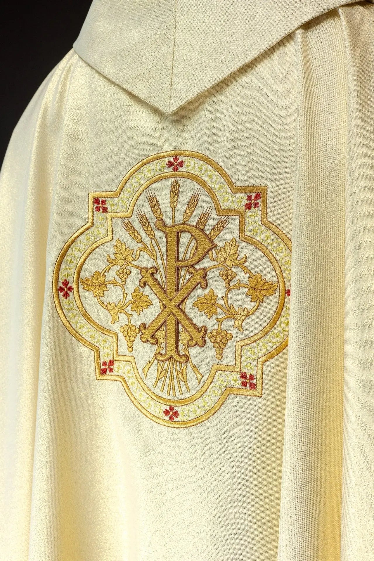 Chasuble dorée avec broderie IHS et PAX