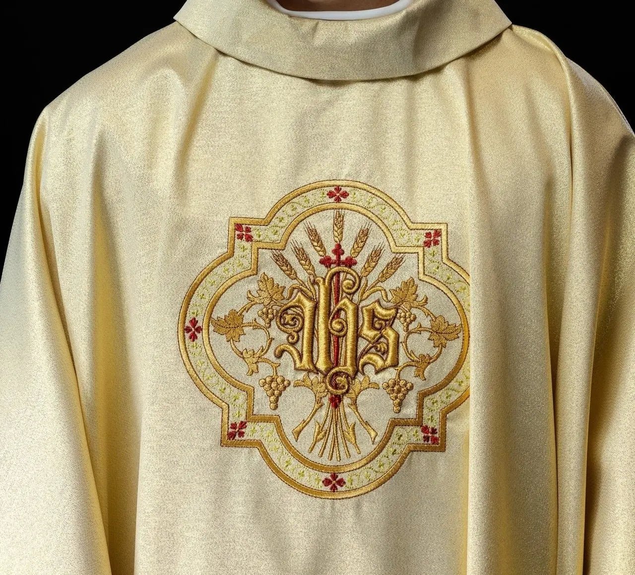 Chasuble dorée avec broderie IHS et PAX
