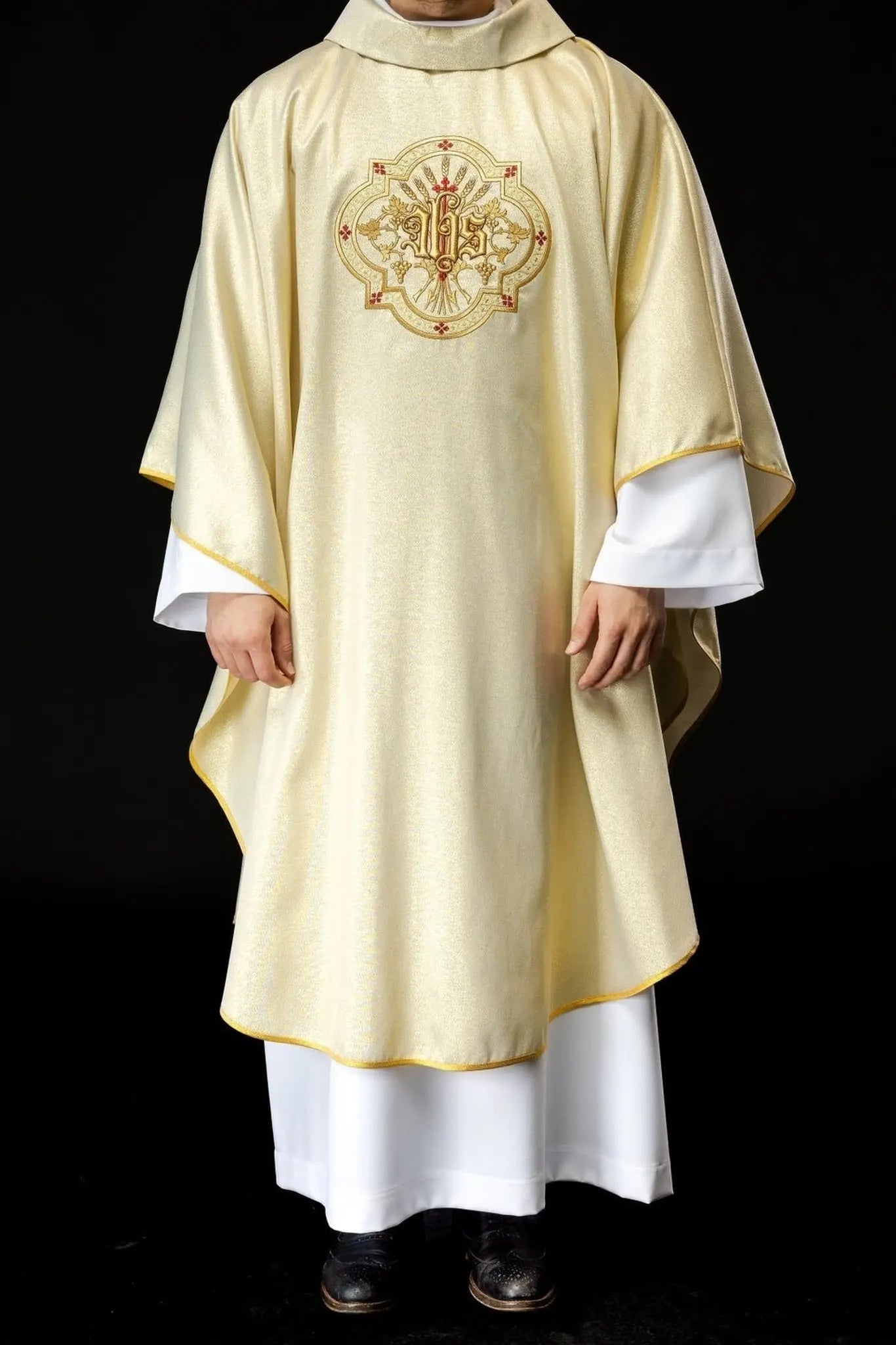 Chasuble dorée avec broderie IHS et PAX